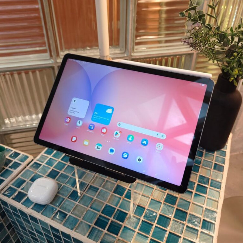 تبلت 10.9 اینچ سامسونگ مدل Galaxy Tab S10 Lite 5G با ظرفیت 128 گیگابایت و رم 6 گیگابایت، قابلیت پشتیبانی از سیم کارت، رزولوشن دوربین اصلی ۸ مگاپیکسل، پشتیبانی از قلم، به همراه شارژر دیواری 25 وات سامسونگ مدل EP-TA800