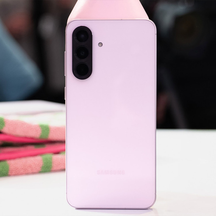 گوشی موبایل سامسونگ مدل Galaxy A56 دو سیم کارت ظرفیت 128 گیگابایت و رم 8 گیگابایت - ویتنام - به همراه شارژر 25 وات سامسونگ